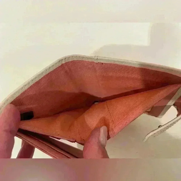 Fossil Women’s 
Logan Mini Multifunction Leather White‎ Wallet - Picture 5 of 12